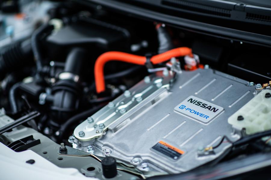 Моторный отсек Nissan Note e-POWER Nismo (E12) 2016 года  (фото 14 из 24)